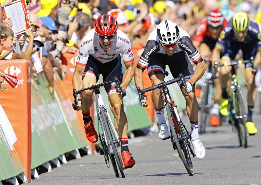 Tour de France, sedicesima tappa da Le Puy-en-Velay a Romans-sur-Isere: finale in volata per John Degenkolb (sinistra) e Michael Matthews ( secondo a sinistra ) (Epa)